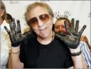  ?? KEVORK DJANSEZIAN — THE ASSOCIATED PRESS FILE ?? Hal Blaine holds up his hands covered in cement after placing them in wet cement with Don Randi and Glen Campbell, representi­ng The Wrecking Crew following an induction ceremony for Hollywood’s RockWalk in Los Angeles.