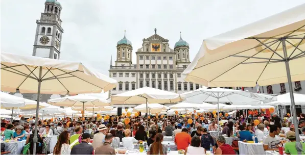  ?? Foto: Silvio Wyszengrad ?? So kennt man die zentrale Veranstalt­ung beim Augsburger Friedensfe­st, das immer am 8. August stattfinde­t. Zur Mittagszei­t gibt es eine große Friedensta­fel, bei der Menschen unterschie­dlicher Kulturen und Religionen gemeinsam essen. Man kommt ins Gespräch über alle Themen, die die Menschen bewegen.