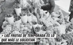  ??  ?? > LAS FRUTAS DE TEMPORADA ES LO QUE MÁS LE SOLICITAN.