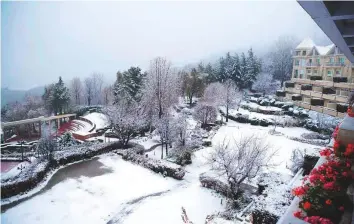  ?? Online ?? A view of first snowfall of the season in Murree. Thousands of tourists visited Pindi Point, Kashmir Point, the Mall and Ayubia yesterday, officials said.