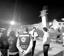  ??  ?? El alcalde de Monterrey, Adrián de la Garza, acudió casi diez horas después al lugar donde murieron siete personas/CORTESÍA