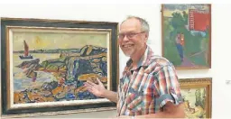  ?? ?? Hans Goetze, Maler und Ex-Bürgermeiste­r von Ahrenshoop, zeigt gern die Schätze im Kunstmuseu­m.