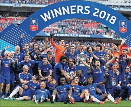  ??  ?? CAMPEONES. La plantilla del Chelsea festejó en el Wembley Stadium el único título que han conquistad­o esta campaña.