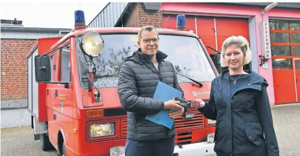  ?? FOTO: KLAUS-DIETER STADE ?? Bürgermeis­ter Stephan Reinders übergab die Schlüssel für den Löschwagen an die neue Besitzerin Bianca Aschemann .