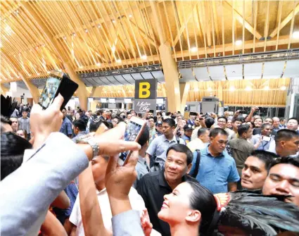  ?? SUNSTAR FOTO / AMPER CAMPAÑA ?? GARBO SA SUGBO.
President Rodrigo Duterte, seen here posing for selfies with several guests at the inaugurati­on of Mactan airport’s Teminal 2, says the Cebuanos are lucky to have such a “beaufitul airport.”