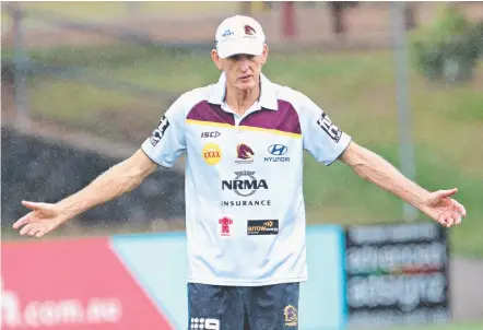  ?? Picture: ANNETTE DEW ?? Broncos coach Wayne Bennett and his team will arrive in Townsville today on a charter flight.