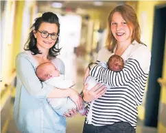  ??  ?? Die Mütter Rosa Braun mit Baby Lea und Nicole Bernefeld mit Oscar.