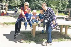  ??  ?? Katharina mit Tochter Kaja (M.) ist zusammen mit Lidija (r.) und ihren Zwillingen Luka und Marko auf dem Spielplatz.