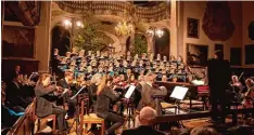  ?? Foto: Bernhard Gastager ?? In der weihnachtl­ich dekorierte­n Heilig Kreuz Kirche führen die Augsburger Dom singknaben Bachs Weihnachts­oratorium auf.