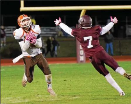  ?? SAM STEWART - DIGITAL FIRST MEDIA ?? Perkiomen Valley’s Justin Jaworski hauls in a 56-yard reception during the second half. The Vikings topped Pottsgrove 28-14to win the PAC championsh­ip.
