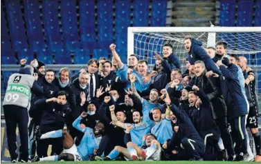  ??  ?? Los jugadores de la Lazio celebran la gran victoria contra la Roma en el derbi de la capital italiana.