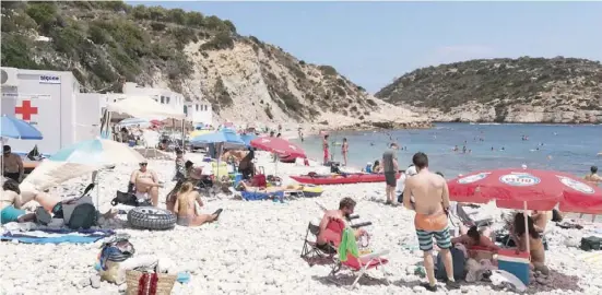  ?? Fotos: S. Kippes/dpa ?? Gegensatz: Sorgloser Badebetrie­b in den Buchten Jáveas und unten im Bild das Leid der Erntearbei­ter in Lleida.