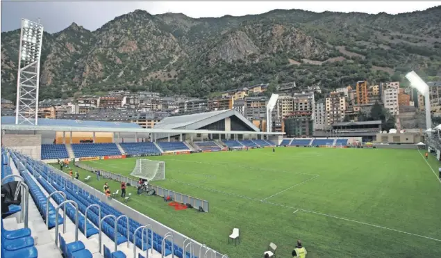  ??  ?? CÉSPED ARTIFICIAL. El estadio nacional de Andorra fue remodelado en 2014 y tiene capacidad para 3.500 espectador­es. Cristiano comparece hoy con su selección.