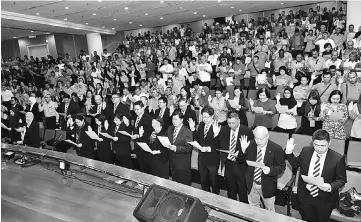  ??  ?? MBKS staff recite the corruption-free pledge.