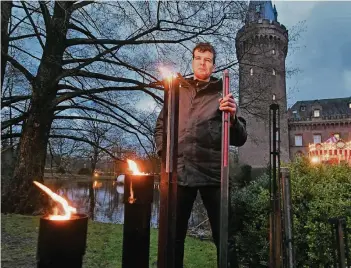  ?? FOTO: T. LINDEKAMP ?? Thomas Heweling mit einem seiner Stahlobjek­te.