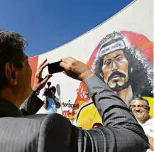  ?? Rivaldo Gomes/Folhapress ?? Haddad tira foto de fachada de centro de saúde em Itaquera