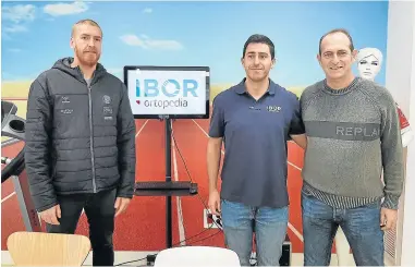  ?? ?? Leo Terçariol, Martín Blecua y José Nolasco, ayer en Ortopedia Ibor.