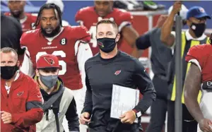  ?? PHOTOS BY RON JENKINS/AP ?? Cardinals coach Kliff Kingsbury, center, believes the Arizona offense has yet to show its full potential this season.