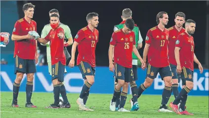  ?? FOTO: EFE ?? Los jugadores de España, tras el empate contra Polonia (1-1), un golpe ayer para la Roja