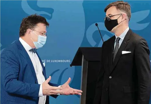  ?? Foto: Chris Karaba ?? Wirtschaft­sminister Franz Fayot (r.) und Serge Allegrezza haben gestern den Wettbewerb­sbericht 2020 vorgestell­t.