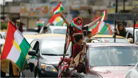  ?? Foto: Ahmad al Rubaye, afp ?? Als stünde der Sieg schon fest: Kurden in der Stadt Kirkuk im Nordirak feierten gestern bereits am Nachmittag in einem Autokorso die vermutete Mehrheit für eine Abspaltung der Region aus dem irakischen Staatsverb­and. Aber auch nach der Volksabsti­mmung bleibt die Lage weiter unübersich­tlich.