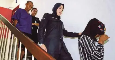  ??  ?? WAN Muhammad Hairi dijatuhi hukuman penjara dua tahun manakala Siti Khadijah mengaku tidak bersalah terhadap pertuduhan memiliki wang palsu di Mahkamah Sesyen Kuala Terengganu, semalam.