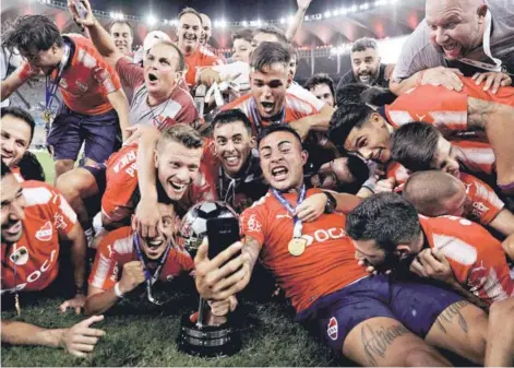  ??  ?? ► Jugadores de Independie­nte festejan con el trofeo de la Copa Sudamerica­na, en el Maracaná.