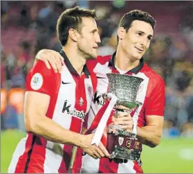  ?? FOTO: PEP MORATA ?? Historia rojiblanca
Gurpegi y Aduriz, con el trofeo de campeones