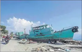  ?? REUTERS ?? ■ A ship stranded on the shore after the earthquake and tsunami in Taipa beach, near Palu.