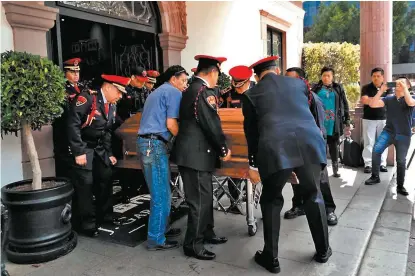  ??  ?? El arzobispo emérito acudió al funeral del policía caído y ofreció el pésame a la familia.