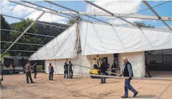  ?? FOTO: RICHARD MOOSBRUCKE­R ?? Die Aufbauarbe­iten für das große Zelt haben am Freitag begonnen. Das kleine steht schon seit einer Woche.