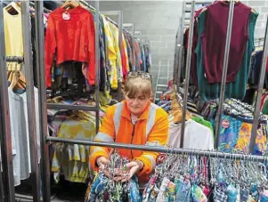  ?? | PHOTO : MATHIEU PATTIER, OUEST-FRANCE ?? Elisabeth prépare les vêtements qui approvisio­nneront les friperies Mad Vintages, qui appartienn­ent à Eugénie et Avner Sabban.