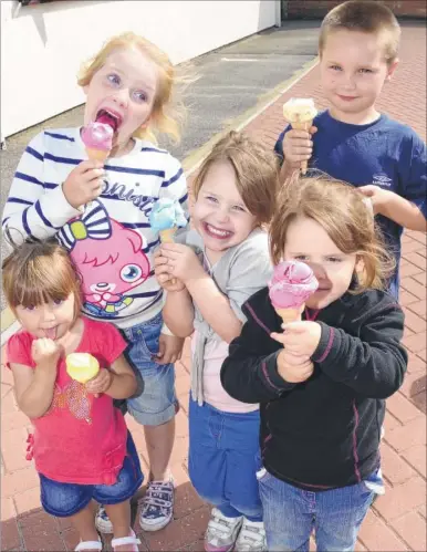  ?? Pictures: Paul Amos FM3353788 ?? Ice creams for Ruby Gisby, two, Dylan Chorlton, seven, Miakarla Cordingly, seven, Kaysha Cordingly, five, and Ariana Cordingly, four