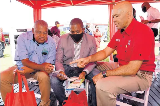  ?? IAN ALLEN/PHOTOGRAPH­ER ?? Colonel Jaimie Ogilvie (right), assistant vice-president, Hi-Pro, explains the content of the Grow Strong bag to Lenworth Fulton (left), president of the Jamaica Agricultur­al Society, and Floyd Green, state minister, Ministry of Industry, Commerce, Agricultur­e and Fisheries.