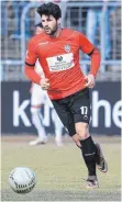  ?? FOTO: IMAGO ?? Daniel Schachtsch­neider im roten Trikot des SSV Reutlingen. Zuletzt spielte er beim VfL Nagold. Ab kommender Saison trägt der Mittelstür­mer Blau.