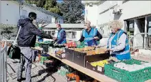  ??  ?? Les bénévoles du Secours Populaire servent les étudiants