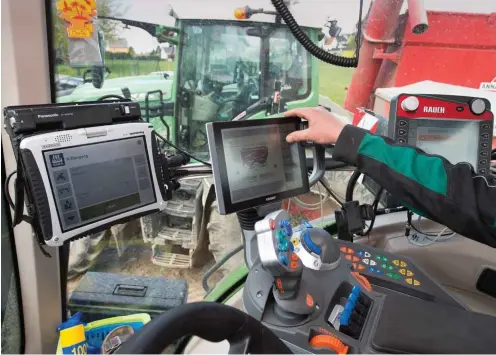  ?? Foto: dpa/Sebastian Kahnert ?? GPS-gesteuerte­r Traktor: Der Einsatz digitaler Technik ist auch unter deutschen Landwirten ein heiß diskutiert­es Thema.