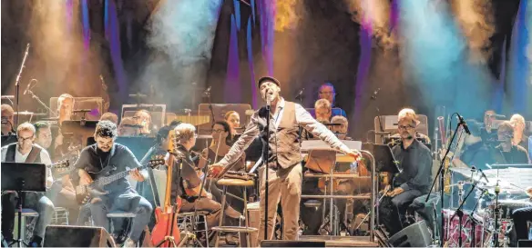  ?? FOTO: AH ?? Mit seiner charismati­schen und souligen Stimme begeistert Max Mutzke am Donnerstag­abend bei seinem Konzert im Rahmen des 150-jährigen Jubiläums der Stadtkapel­le Markdorf.