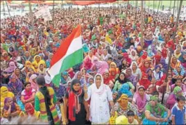  ??  ?? Woman activists taking part in the ongoing dharna by Jat protestser­s at Jassia village in Rohtak on Sunday. MANOJ DHAKA/HT