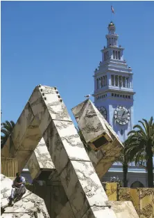  ?? Gabrielle Lurie / The Chronicle ?? Stephan Carter-Mason and a gull find dry Vaillancou­rt Fountain at Justin Herman Plaza a good place to perch.