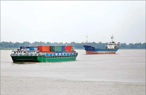  ?? HENG CHIVOAN ?? Cargo ships docking at the Phnom Penh Autonomous Port New Container Terminal in Kandal province recently.