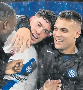  ?? AFP ?? Alegría. Lautaro festeja con Bastoni, autor del cuarto gol.