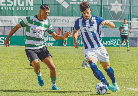 ??  ?? Zé Pedro (FC Porto B) controla a bola perante a pressão de Diogo Almeida (Covilhã)