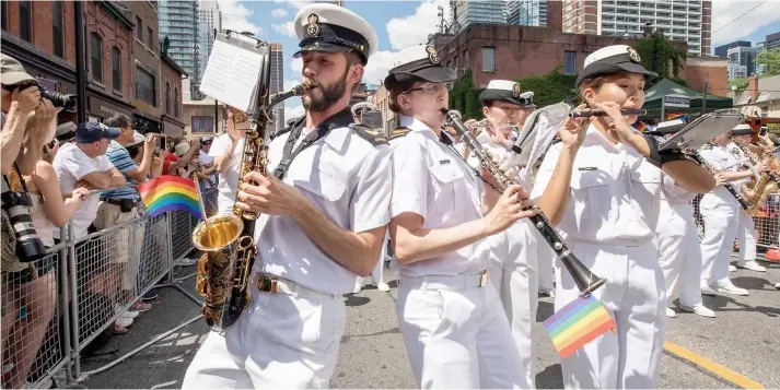  ?? PHOTO COURTOISIE FACEBOOK ?? Le message de l’armée canadienne sur son compte Twitter est accompagné d’une photo de militaires qui semblent prendre part à un défilé de la fierté.
