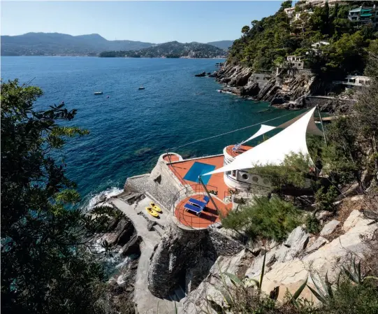  ??  ?? En esta página, vista de la Villa La Vedetta, desde lo alto del acantilado, con el mar de Liguria a sus pies.