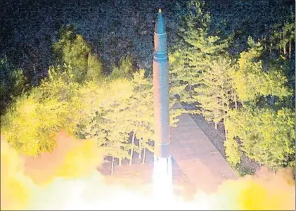  ?? KCNA / EFE ?? Corea del Norte distribuyó ayer esta imagen del lanzamient­o del misil interconti­nental Hwasong 14