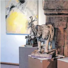  ??  ?? Blick in die neue Doppelauss­tellung in Oberteurin­gen: vorne Tierfigure­n von Ilka Kupfer, hinten Malerei von Isabella Senger. FOTO: HELMUT VOITH