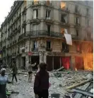  ??  ?? Cuatro personas perdieron la vida por la explosión en el Centro de París.