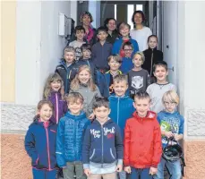  ?? FOTO: GS IRNDORF ?? Die Schüler der Grundschul­e Irndorf fiebern mit ihren Lehrerinne­n mit, ob ihr Lied es schaffen kann, sich durchzuset­zen.