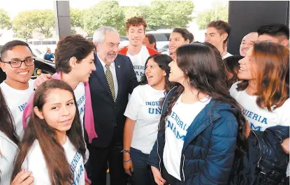 ??  ?? El rector dio la bienvenida a jóvenes de la carrera de ingeniería, tras un acto en el Centro Cultural Tlatelolco.